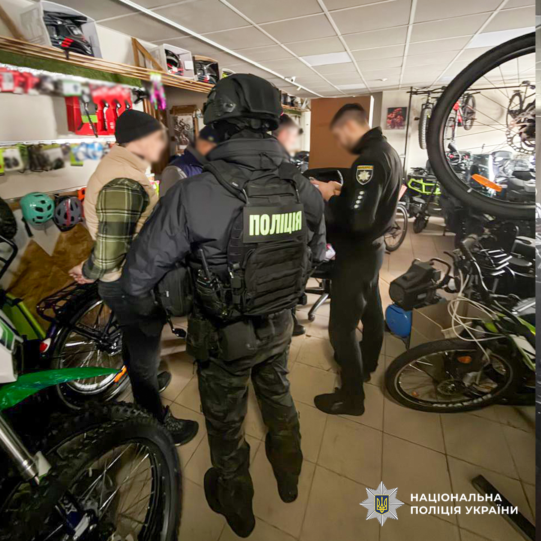 На фото працівники поліції та фігурант.