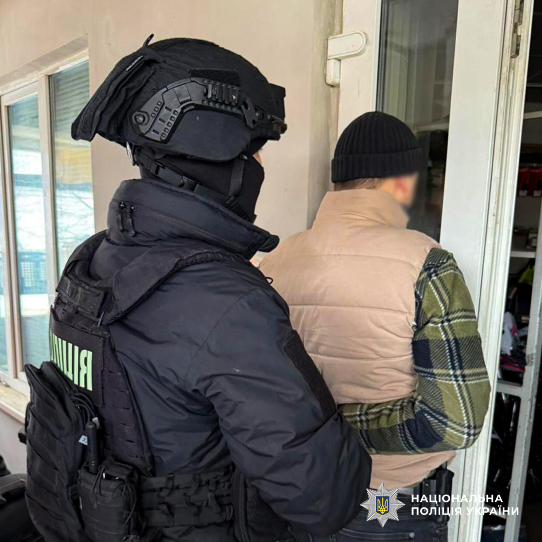 На фото затриманий та працівник поліції.