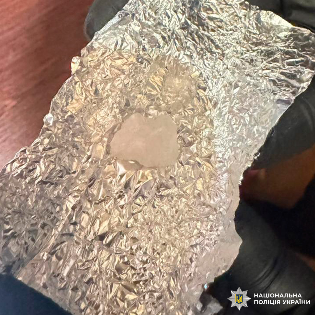 Працівники Національної поліції України вилучили речовину з ознаками наркотичного засобу, що знаходилася на шматку фольги.