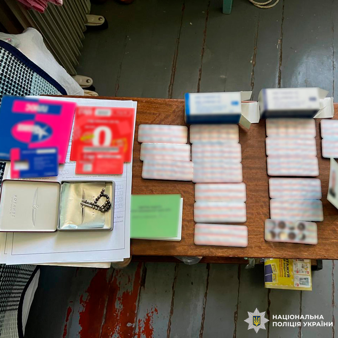 Працівники Національної поліції України задокументували вилучення таблеток у блістерах та супровідних предметів під час слідчих дій.