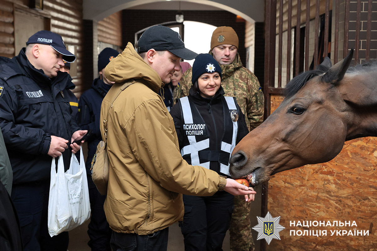 Під час візиту до клубу захисники мали змогу погодувати та погладити коней