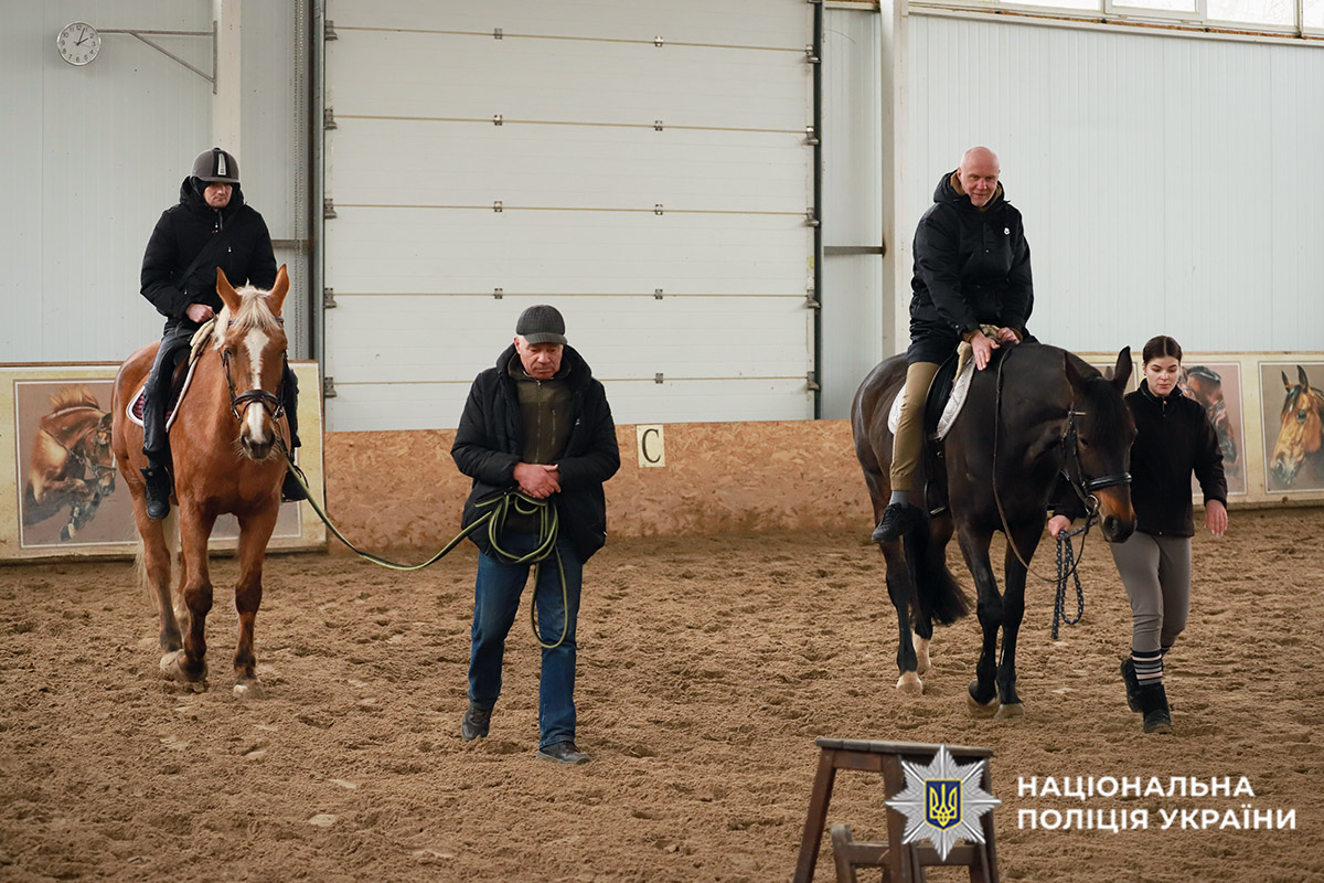 Поранені захисники вершки на конях