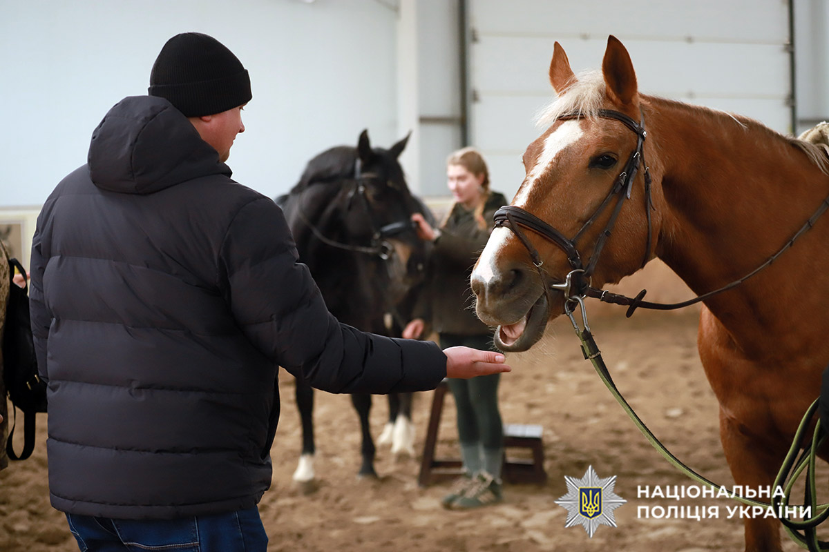 Під час візиту до клубу захисники мали змогу погодувати та погладити коней