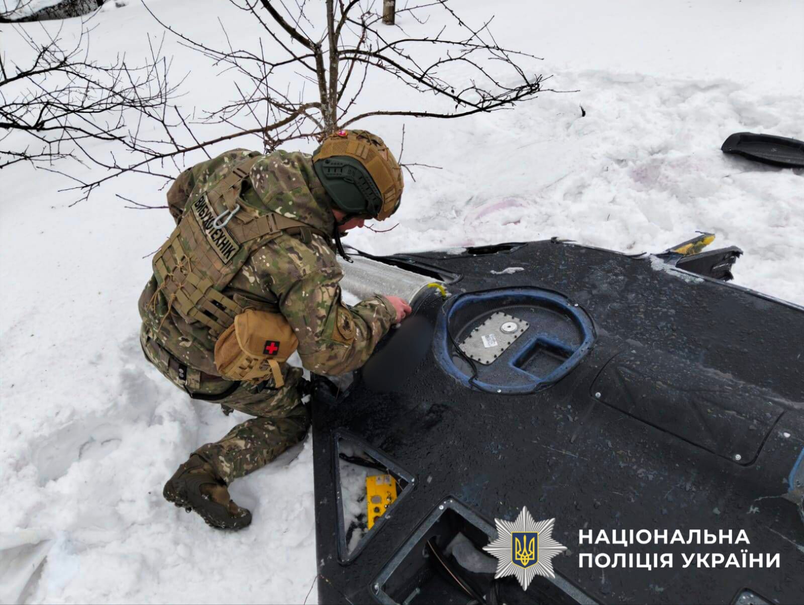 На фотографії зображено спеціаліста-вибухотехніка, який у складі зведеного загону виявив небезпечну частину безпілотного літального апарата типу «Герань-2» в одному з районів Чернігівської області.