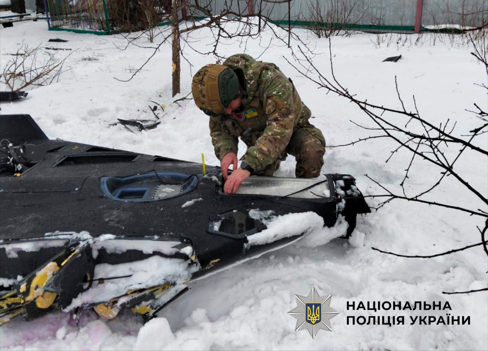 На фотографії зображено спеціаліста-вибухотехніка, який у складі зведеного загону виявив небезпечну частину безпілотного літального апарата типу «Герань-2» в одному з районів Чернігівської області.