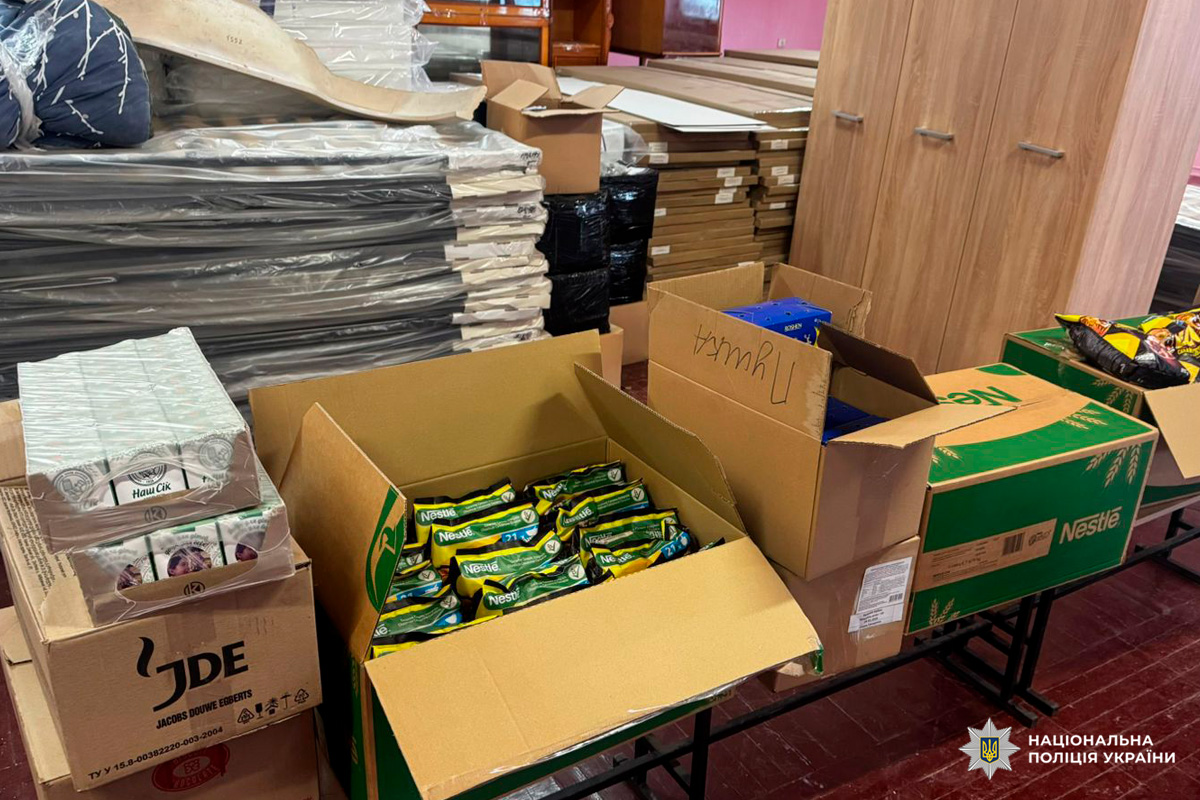 Гуманітарна допомога: продукти та меблі готові до передачі родинам.