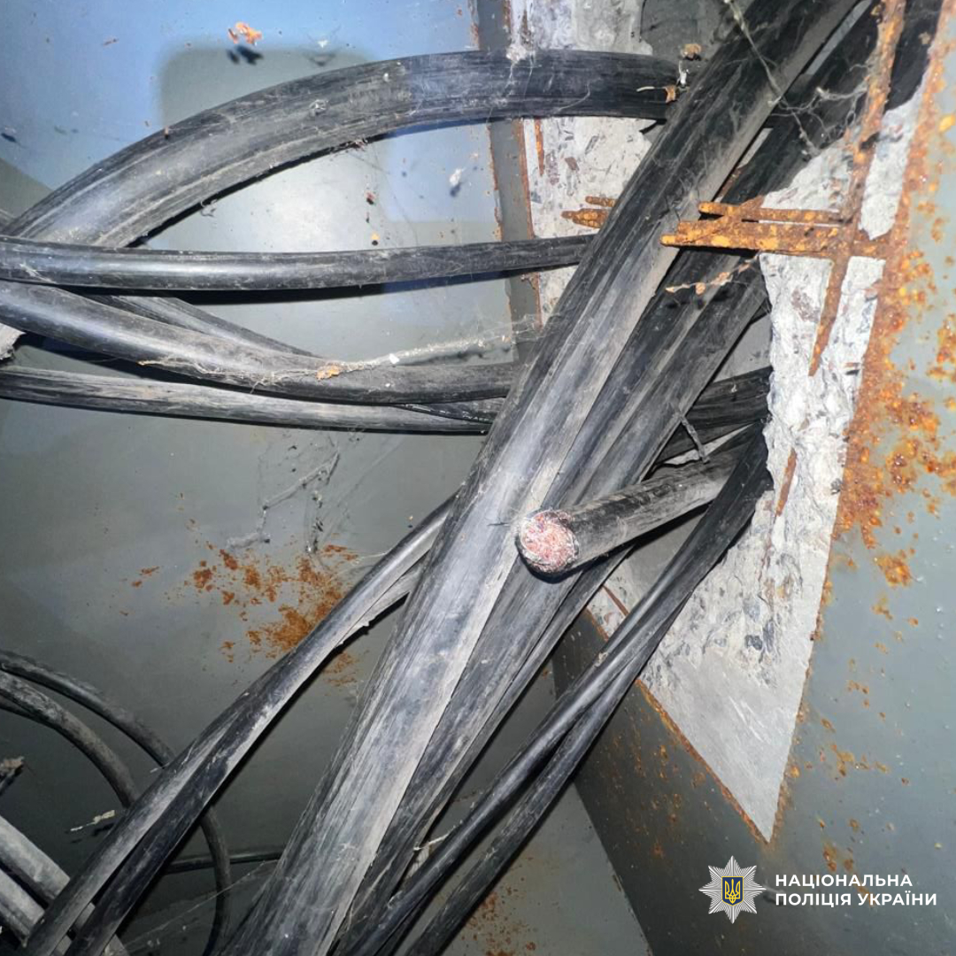 Поліцейські повідомили про підозру чоловіку у пошкодженні телекомунікаційної мережі та крадіжках кабелю у Слобідському районі Харкова