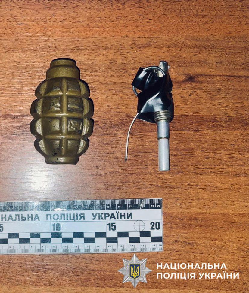 На фото зображений вилучений боєприпас.