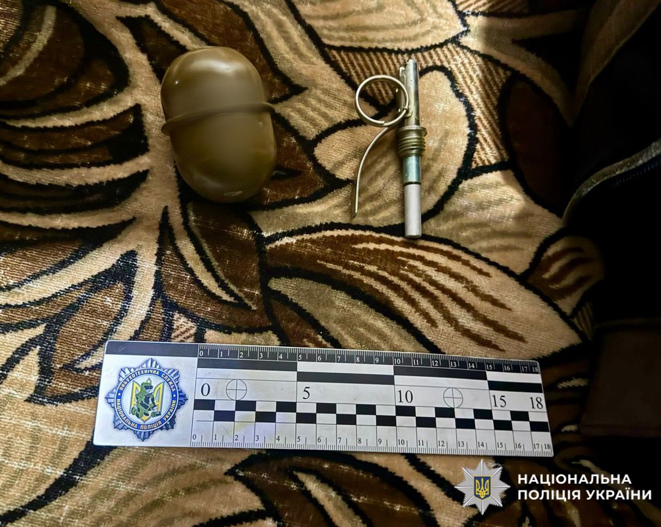 На фото зображений вилучений боєприпас.