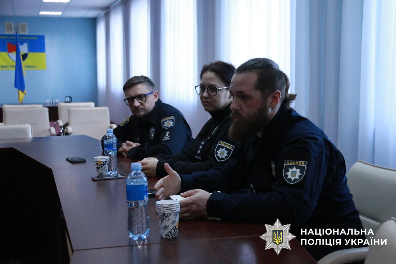 На фото працівники поліції, під час зустрічі.