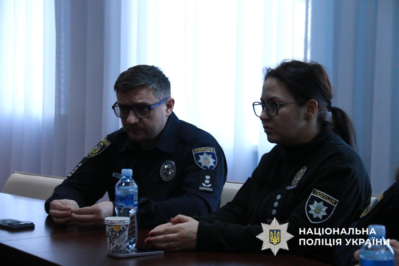 На фото працівники поліції, під час проведення зустрічі.