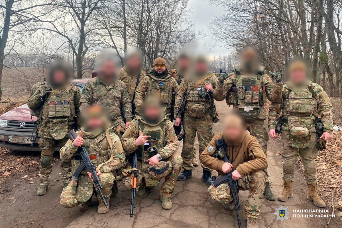 Група осіб у камуфляжній формі та тактичному спорядженні, обличчя розмиті з міркувань безпеки.