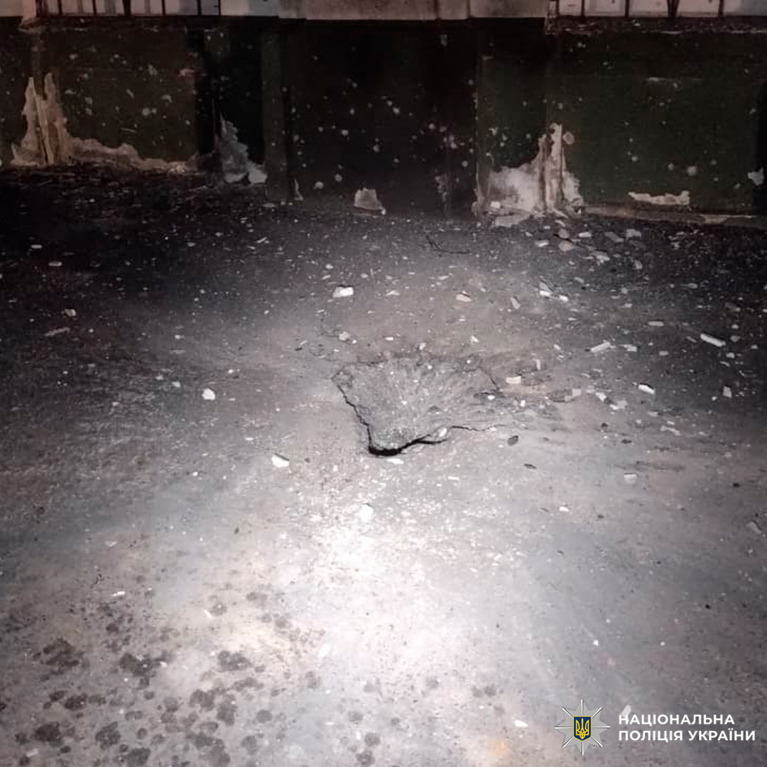 Вирва у бетонній підлозі приміщення після вибуху, навколо — уламки та пошкоджені стіни.