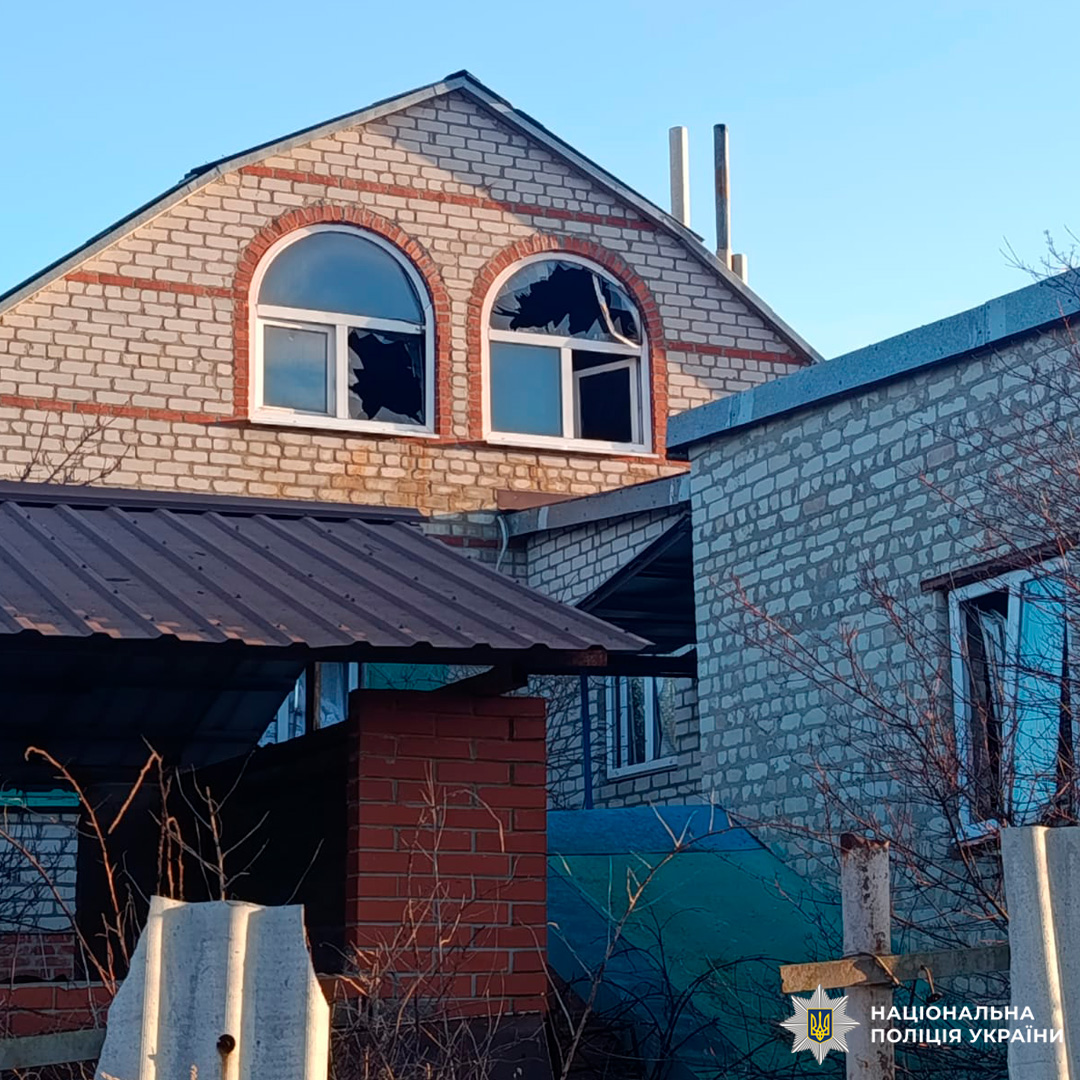 Цегляна будівля з пошкодженими вікнами на верхньому поверсі після вибуху.