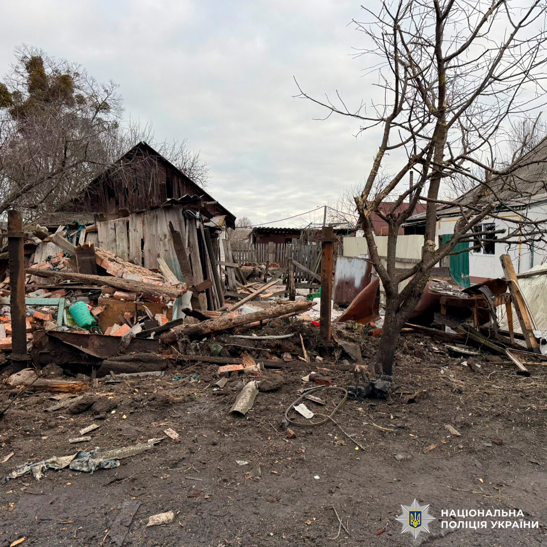 Зруйнована дерев’яна споруда у житловій зоні, навколо - уламки цегли, дерева та металу.