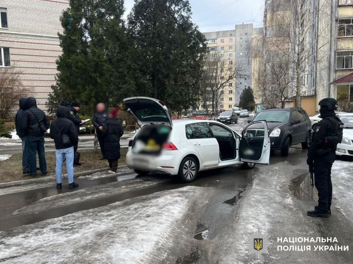 На фото зобрадено затримання фігурантів