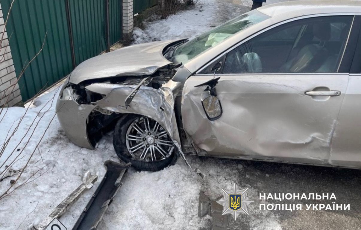 На фото зображений автомобіль який потрапив у ДТП