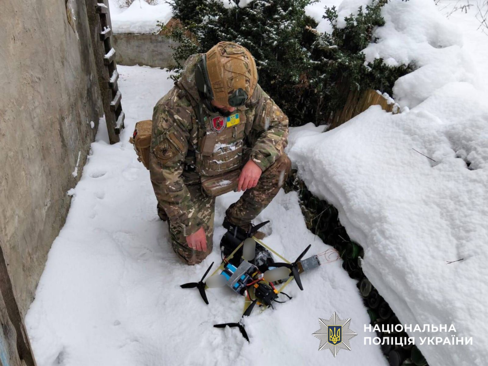 На фото зображено вибухотехніка та БПЛА