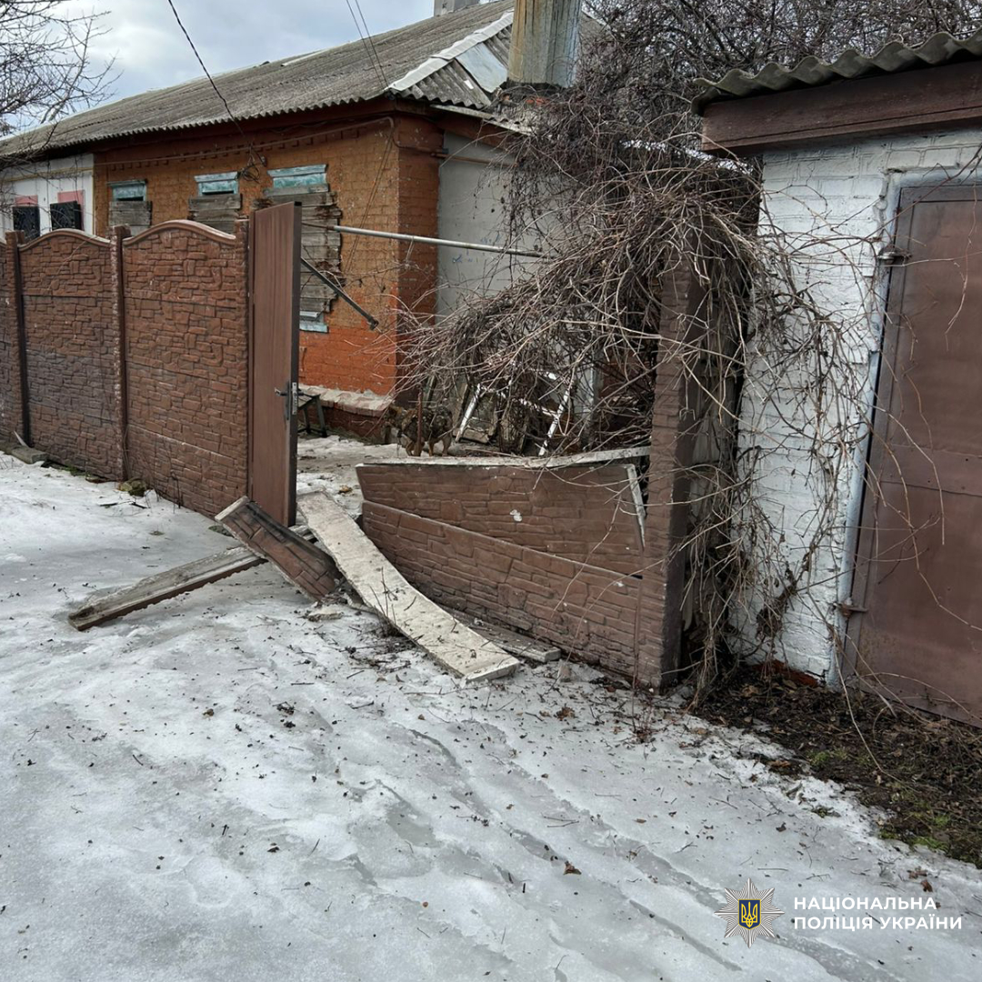 Постраждали п’ятеро людей, серед них дитина: поліцейські Чугуївського району задокументували наслідки ворожого обстрілу