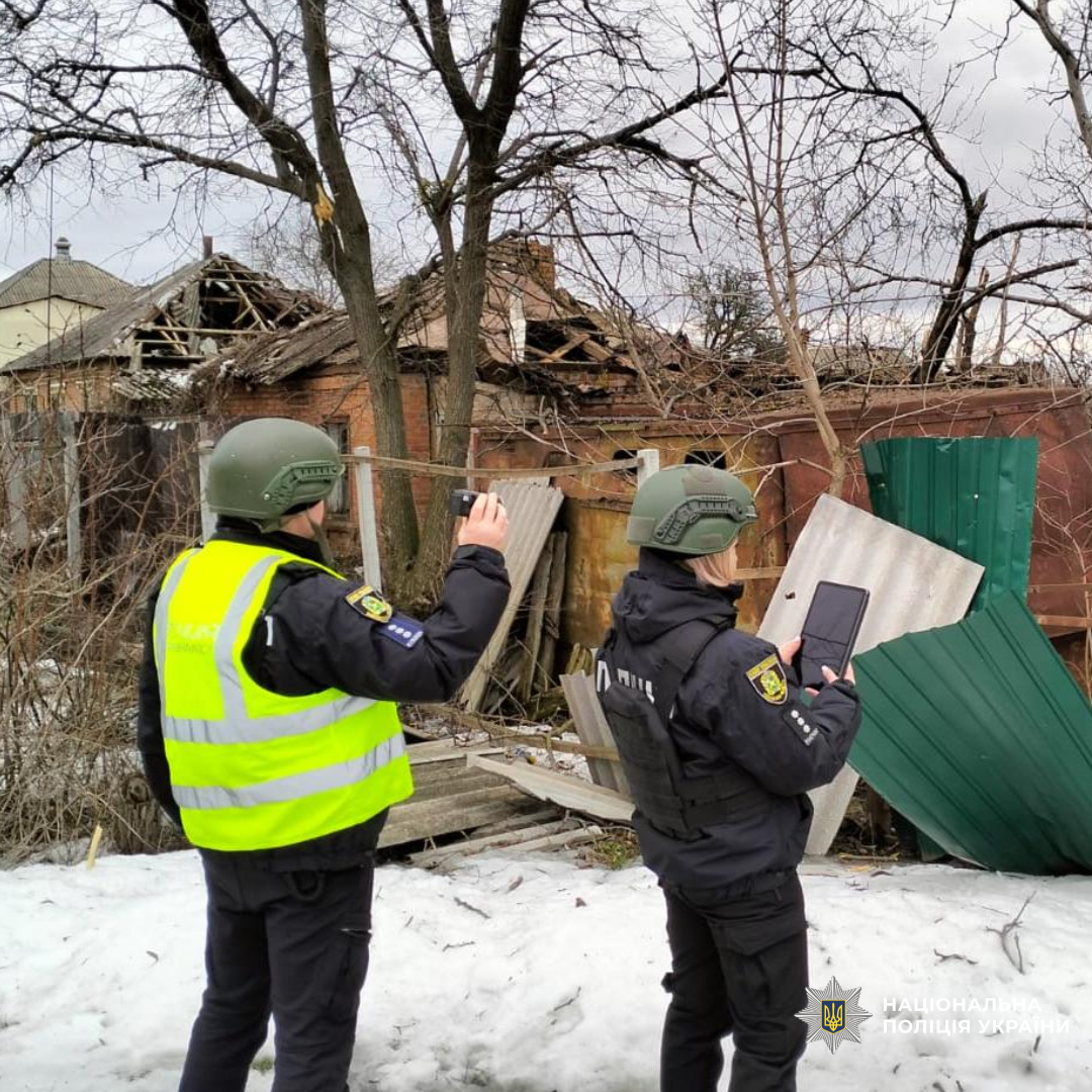Постраждали п’ятеро людей, серед них дитина: поліцейські Чугуївського району задокументували наслідки ворожого обстрілу