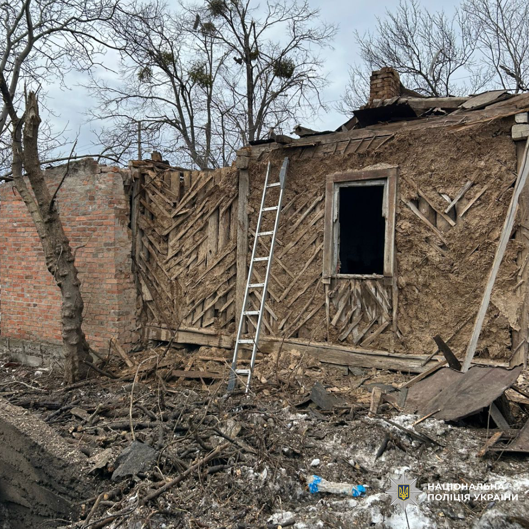 Постраждали п’ятеро людей, серед них дитина: поліцейські Чугуївського району задокументували наслідки ворожого обстрілу