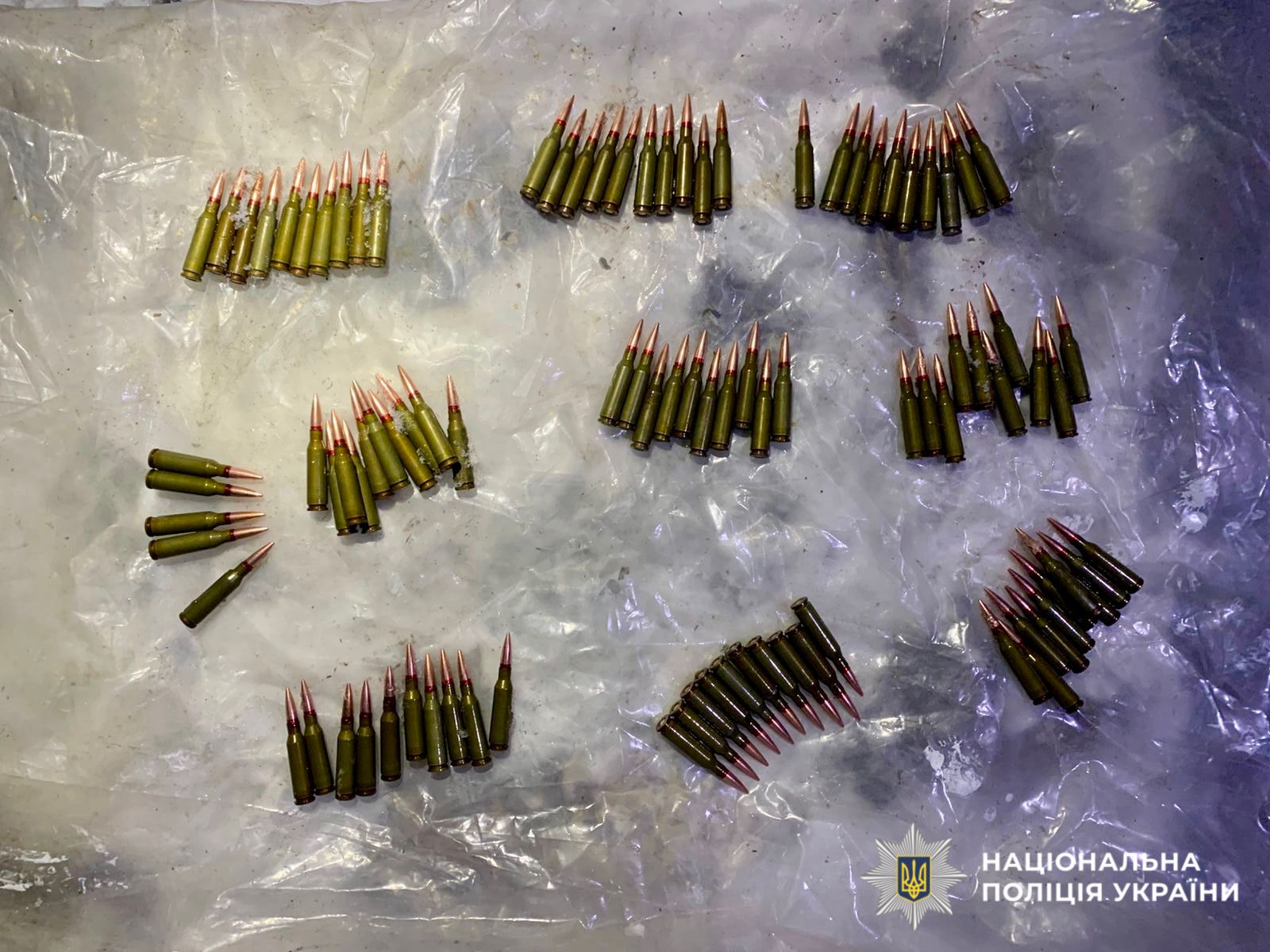 На фото зображені бойові припаси.