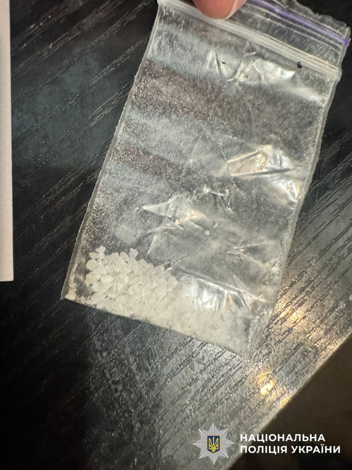На фото вилучена речовина у прозорому пакеті.