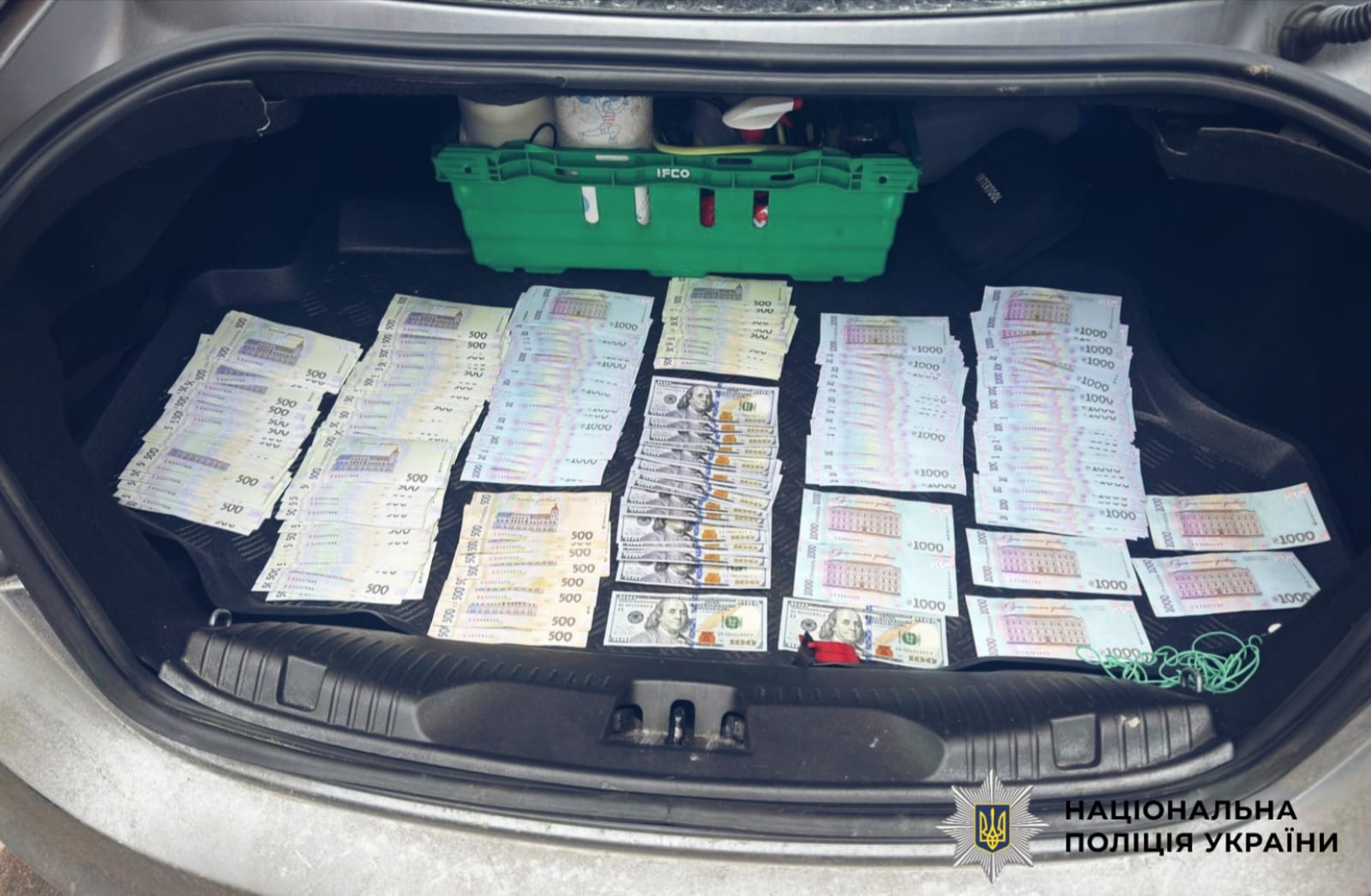 НА фото вилучені кошти.