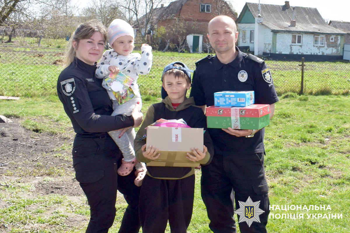 Капітан поліції Юлія Лєбєдєва з колегою принесли благодійну допомогу дітям