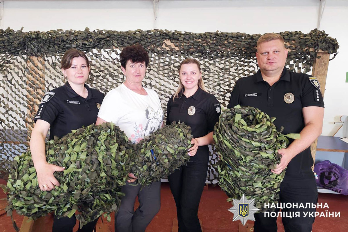 Юлія Лєбєдєва та її колеги з маскувальними сітками для фронту