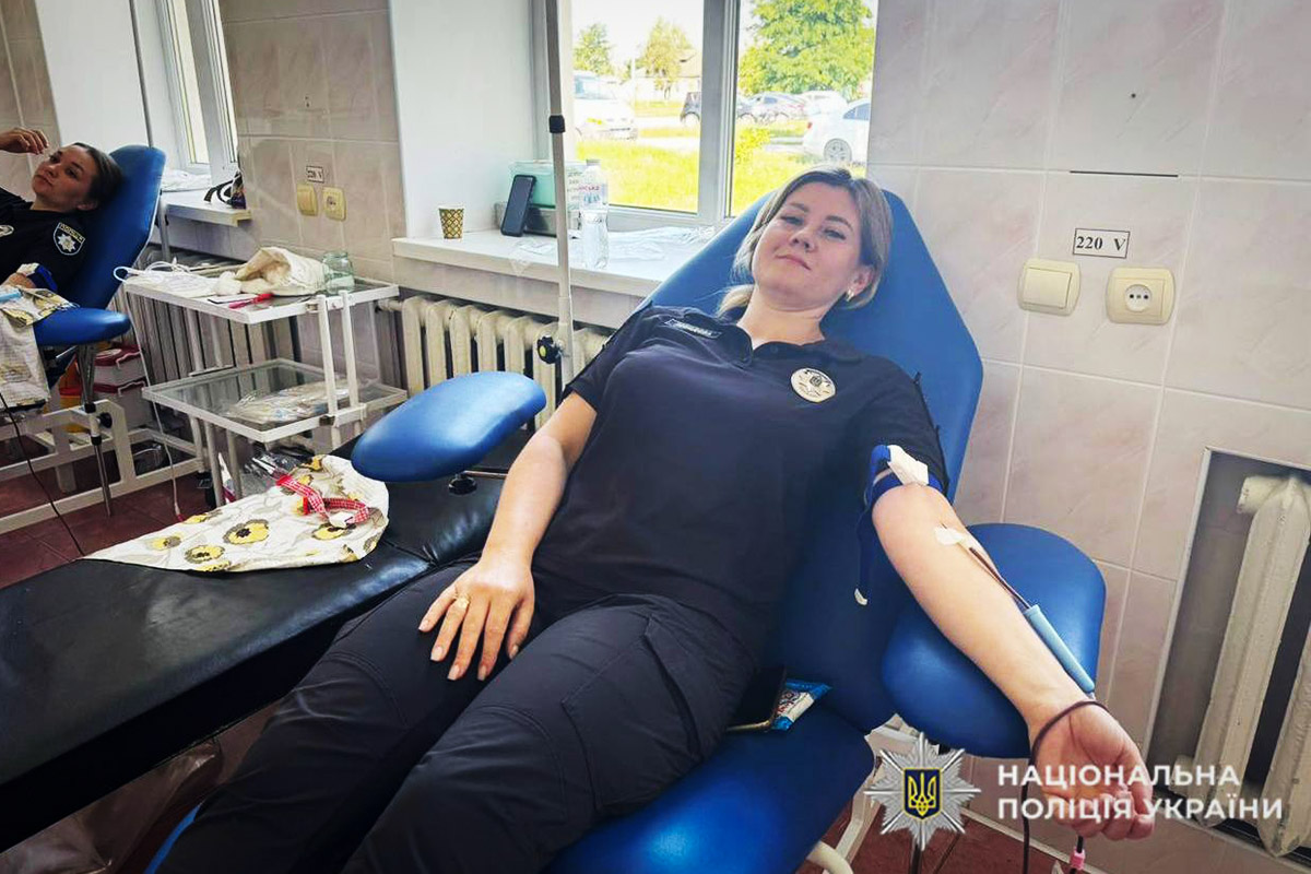 Юлія Лєбєдєва під час благодійної здачі крові