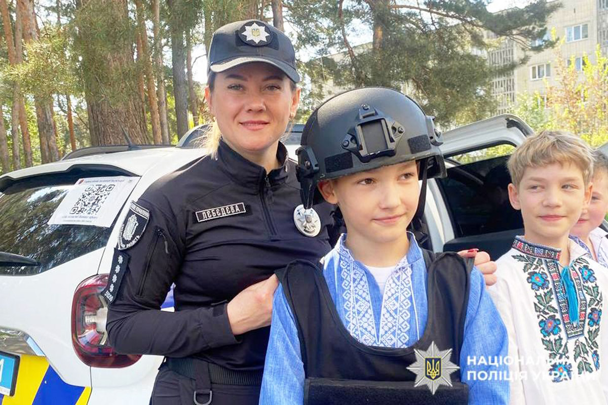 Капітан поліції Юлія Лєбєдєва з школярем на профорієнтаційному заході