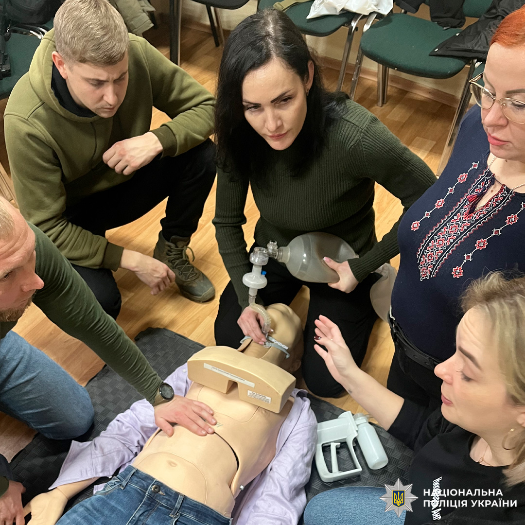 Працівники поліції проходять тренування з надання екстреної медичної допомоги: відпрацьовують реанімаційні дії на манекені.