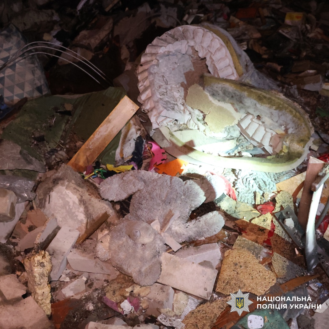 Серед уламків зруйнованої будівлі знайдено дитячі речі.