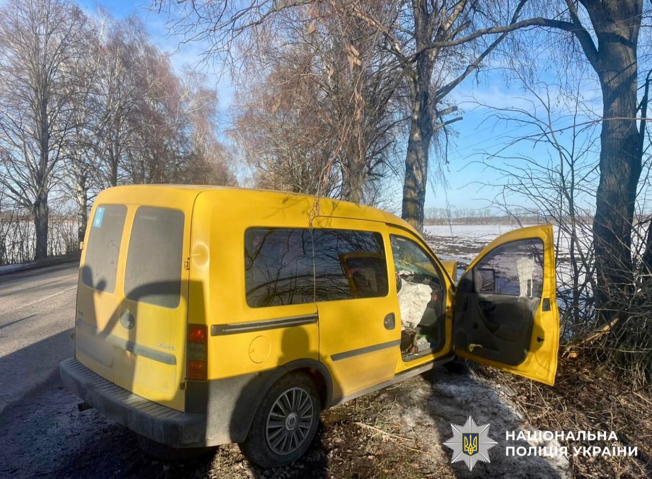 На фото зображено автомобіль що потрапив у ДТП