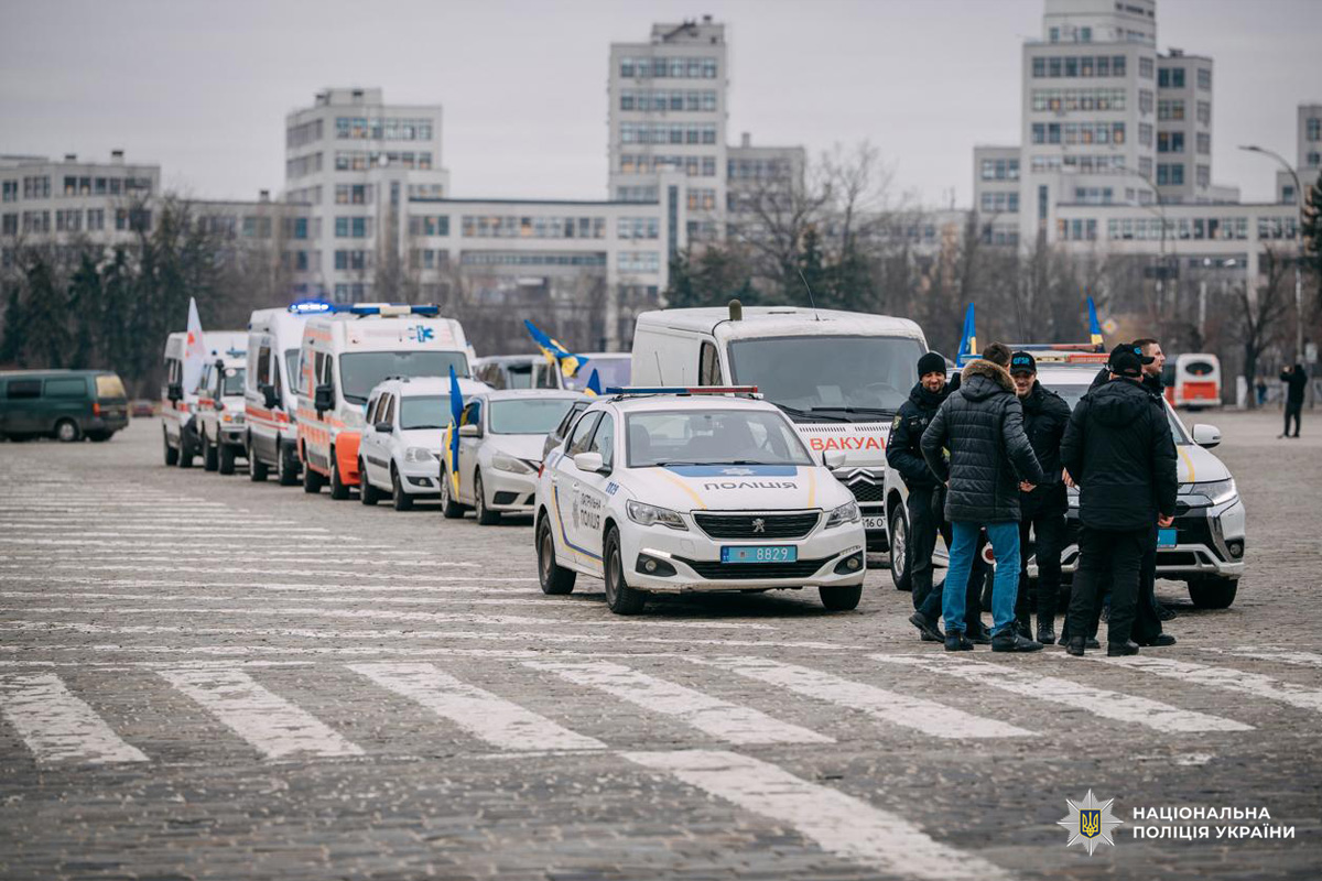 Поліцейські та медичні автомобілі з написами “Поліція” та “Евакуація” стоять у центрі міста