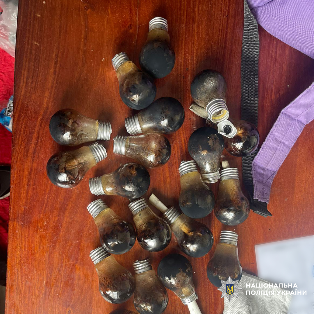 Харківські поліцейські викрили чоловіка, який організував збут психотропів через «закладки» та поштові відправлення