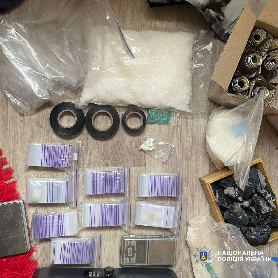 Харківські поліцейські викрили чоловіка, який організував збут психотропів через «закладки» та поштові відправлення