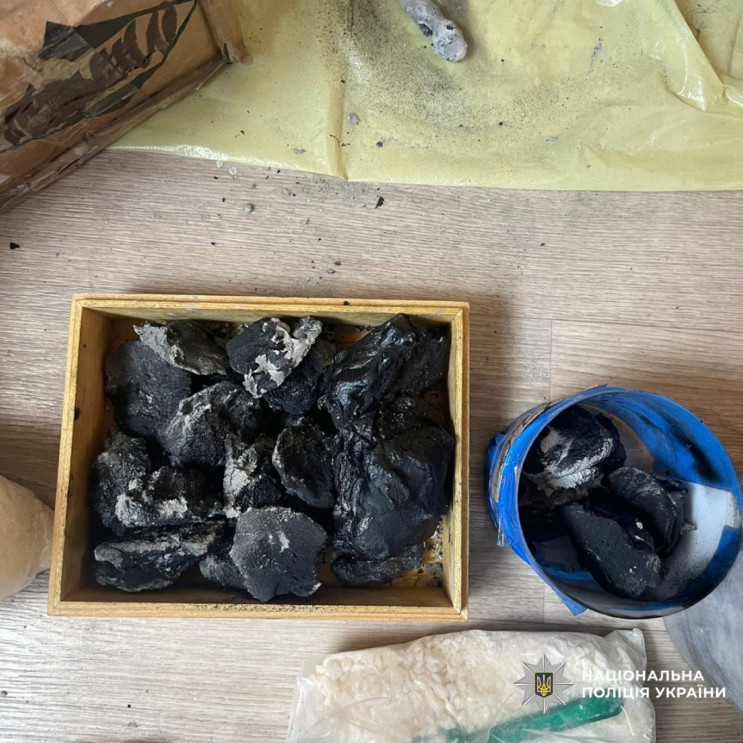 Харківські поліцейські викрили чоловіка, який організував збут психотропів через «закладки» та поштові відправлення