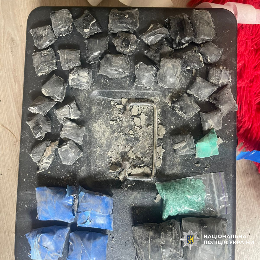 Харківські поліцейські викрили чоловіка, який організував збут психотропів через «закладки» та поштові відправлення