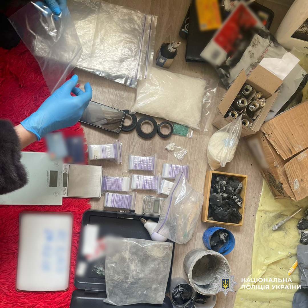 Харківські поліцейські викрили чоловіка, який організував збут психотропів через «закладки» та поштові відправлення