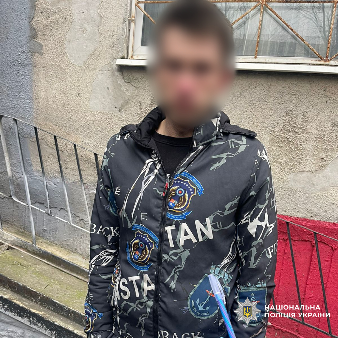 Харківські поліцейські викрили чоловіка, який організував збут психотропів через «закладки» та поштові відправлення