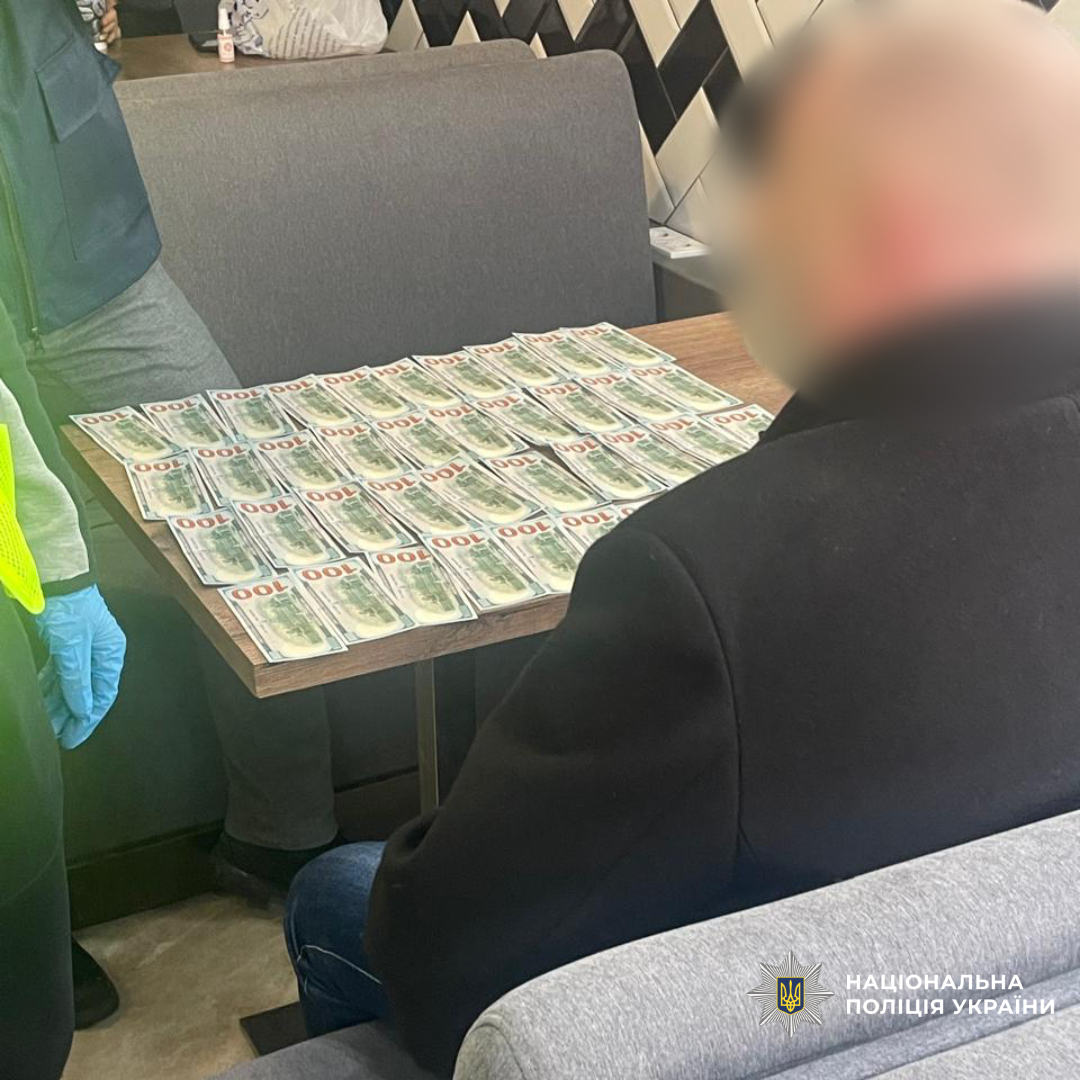 У Харкові поліцейські повідомили про підозру чоловіку, який вимагав 4 тисячі доларів за «вирішення питання» з військовим обліком