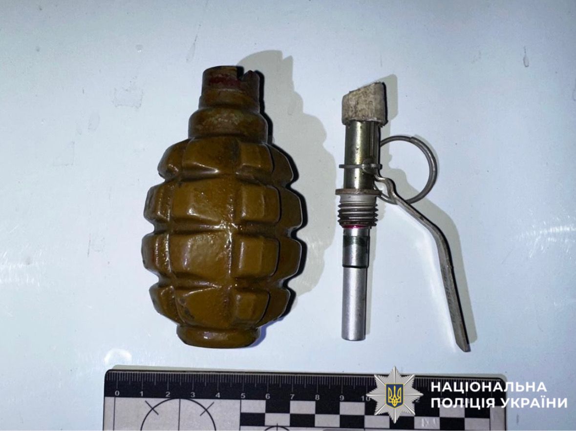 На фотографії зображено вилучену гранату та підривач.