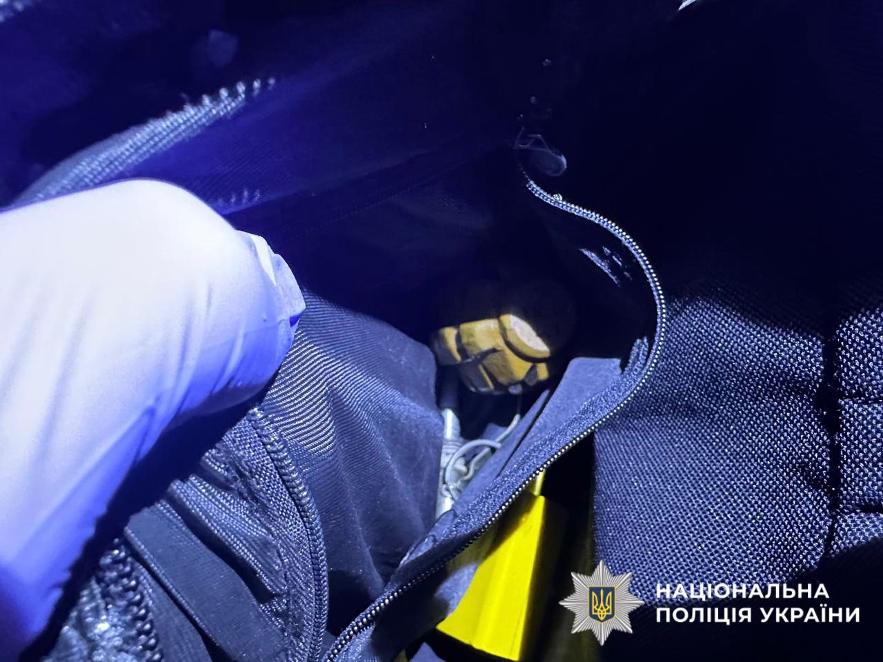 На фотографії зображено речові докази.