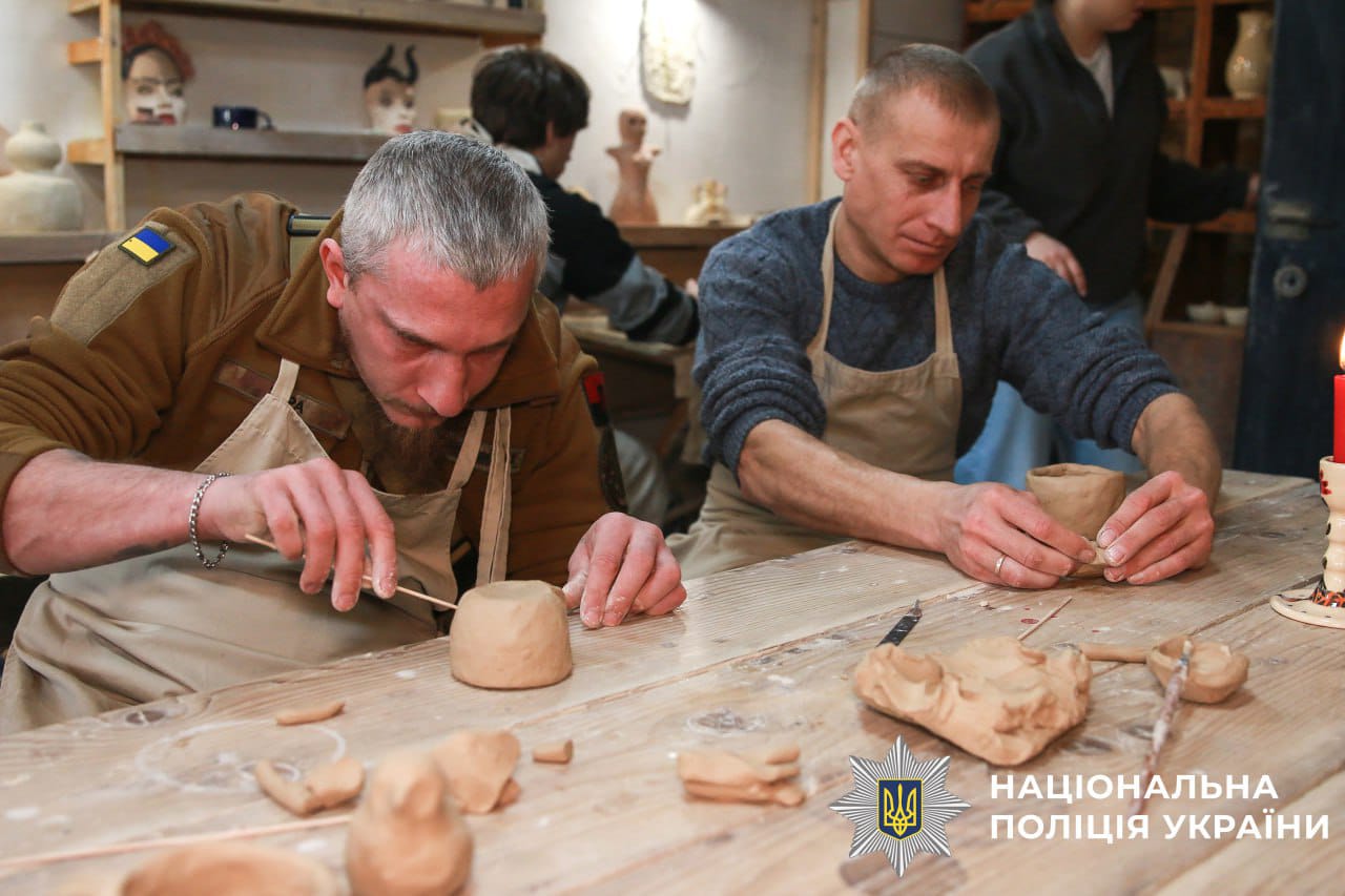 На фотографії зображено поліцейських, які проходять реабілітацію після поранень.