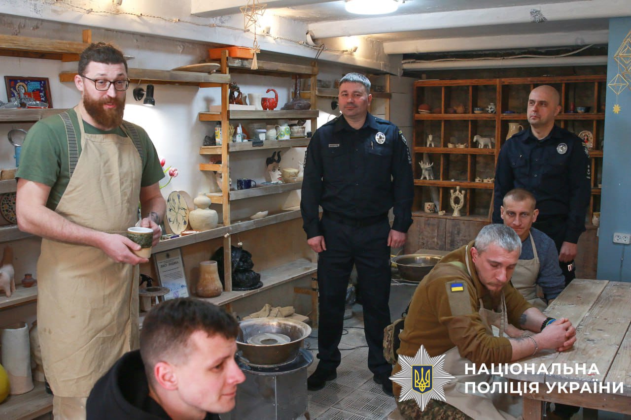 На фотографії зображено поліцейських, які проходять реабілітацію після поранень.