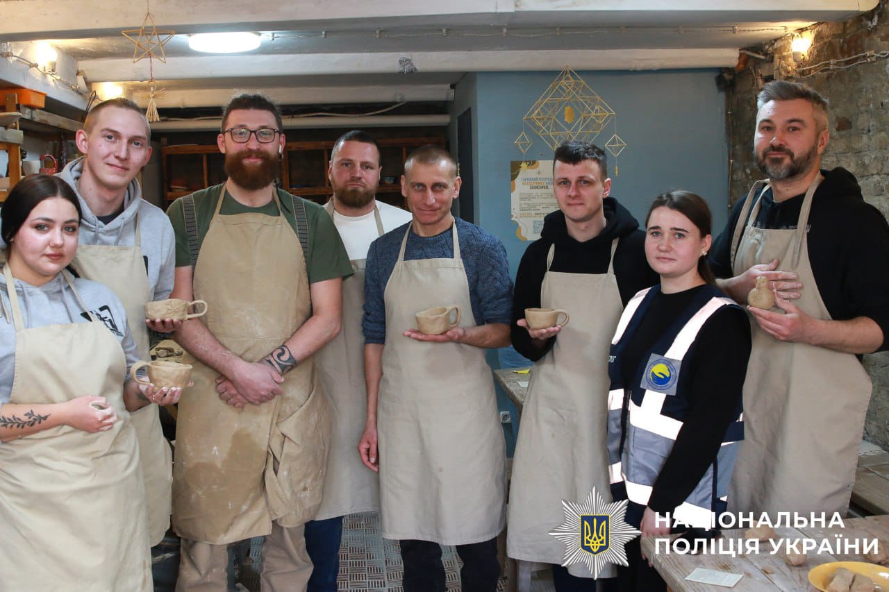 На фотографії зображено поліцейських, які проходять реабілітацію після поранень.
