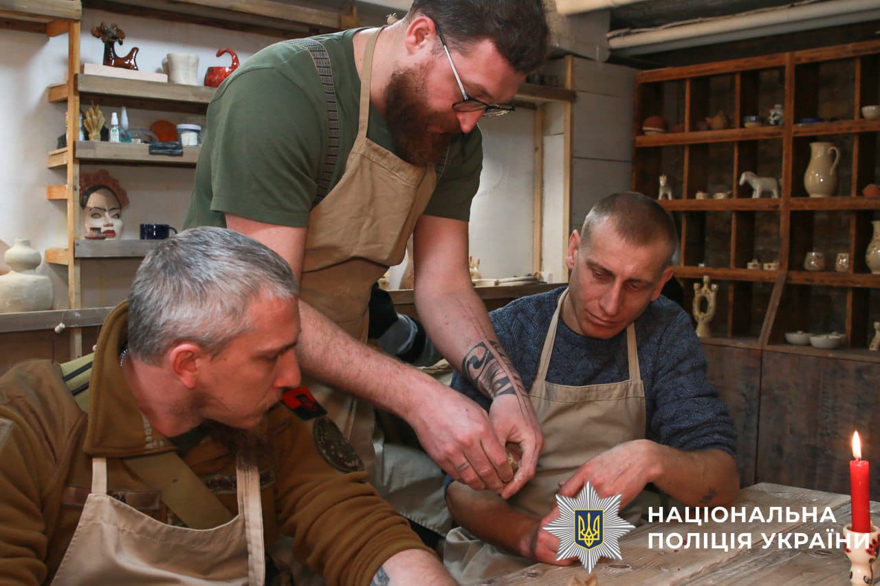 На фотографії зображено поліцейські, які проходять реабілітацію після поранень.