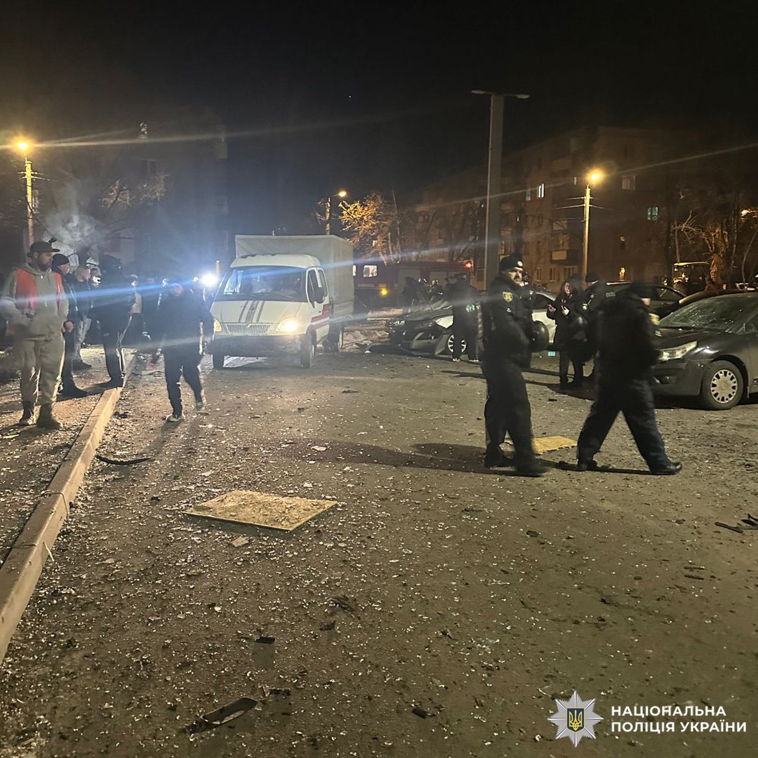 Поліція документує наслідки обстрілу Харкова, внаслідок якого постраждали четверо людей